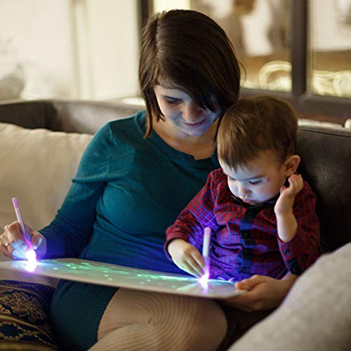 iLight - Nueva Pizarra Infantil Mágica de Dibujo con Luz - Juego de Pintar para Niños Niñas de 3 a 9 años Fomenta la Creatividad - Incluye Tablero + 1 Bolígrafo de Luz + 2 Plantillas [Tamaño A4]