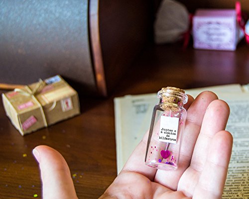 Las hermanas siempre están unidas por el corazón. Mensaje en una botella. Miniaturas. Regalo personalizado. Divertida postal de amor.