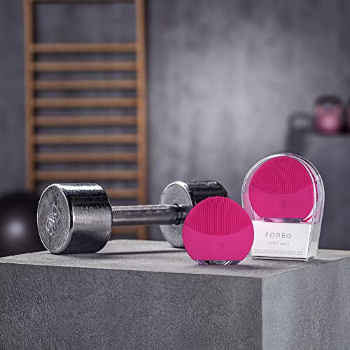 LUNA mini 2 de FOREO es el limpiador facial con modo anti-edad. Un cepillo facial sónico de silicona, para todo tipo de piel |Fuchsia| Recargable a través USB