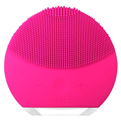 LUNA mini 2 de FOREO es el limpiador facial con modo anti-edad. Un cepillo facial sónico de silicona, para todo tipo de piel |Fuchsia| Recargable a través USB