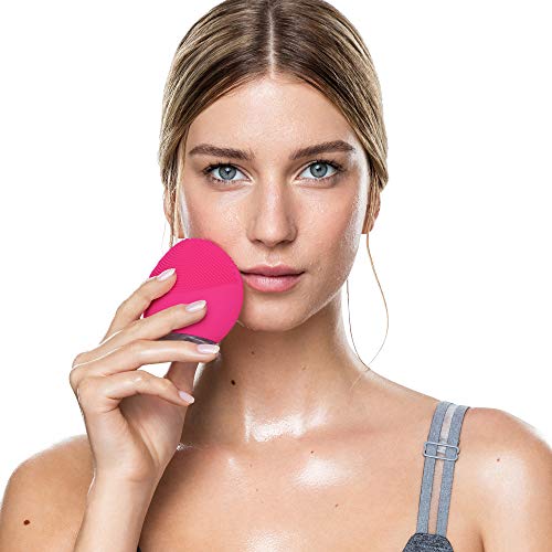 LUNA mini 2 de FOREO es el limpiador facial con modo anti-edad. Un cepillo facial sónico de silicona, para todo tipo de piel |Fuchsia| Recargable a través USB