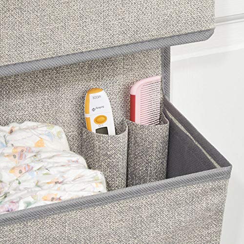 mDesign Estanteria colgante para organizar armarios - Percha para colgar ropa de bebe, peluches y toallas - Organizador de ropa para colgar - 3 bolsillos para mantas, pañales, toallas - gris