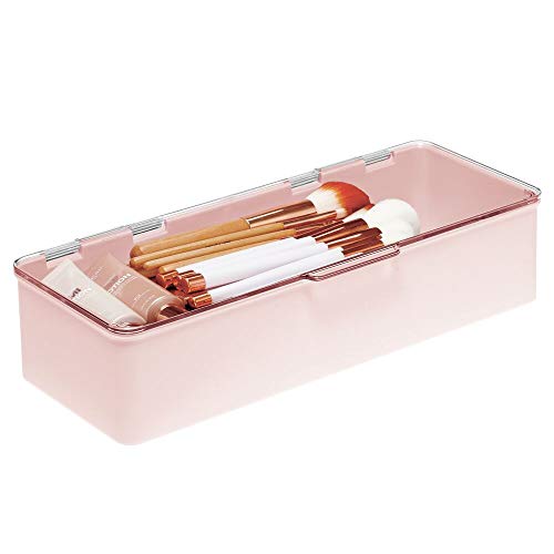 mDesign Organizador de maquillaje con tapa para polvos de tocador, labiales y más – Cajas de plástico apilables – Caja para cosméticos para lavabo, estante o cajón – rosa claro y transparente