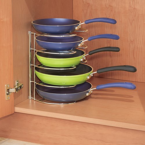 mDesign Organizador de sartenes de hasta 28 cm – Accesorios para muebles de cocina – Estanterías para cocina para organizar sartenes y tapas de ollas – Metal cromado
