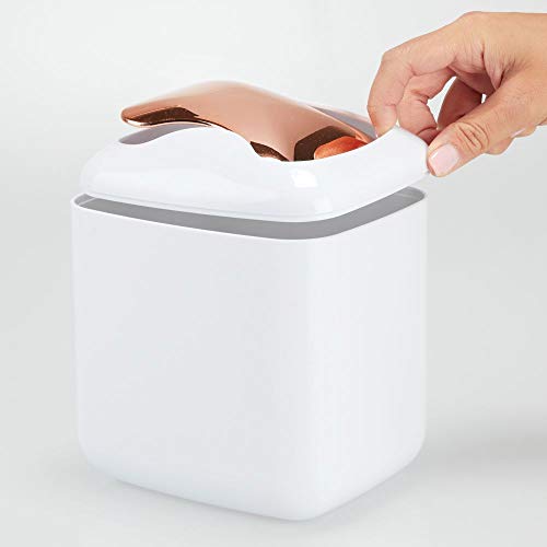 mDesign Papelera con tapa basculante para sobremesa – Cubo de basura de baño para desechos cosméticos – Práctico contenedor de residuos de plástico de 2,7 litros de capacidad – blanco/dorado rojizo