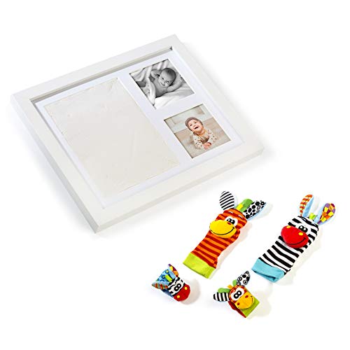 MIMUKIDS marco huellas bebe con sonajeros bebes pies y manos - regalo bebe originales marco para huella bebe con juguete para mano y pies son los mejores regalos originales para bebes recien nacidos