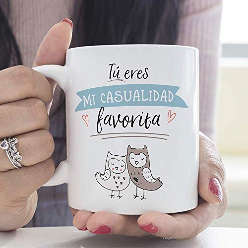 MUGFFINS Taza San Valentín (Te quiero) - Eres mi casualidad favorita búhos - Regalos Originales y Divertidos de Aniversario para Novios, Enamorados, Pareja.