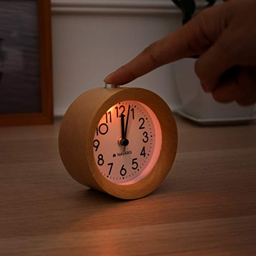 Navaris Reloj Despertador analógico - Alarma Despertador con luz y Sonido - Reloj Retro de Madera Natural Color marrón Claro - con función Snooze