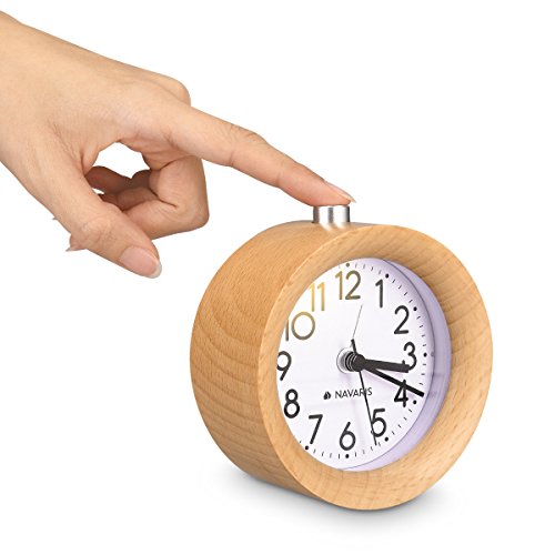 Navaris Reloj Despertador analógico - Alarma Despertador con luz y Sonido - Reloj Retro de Madera Natural Color marrón Claro - con función Snooze
