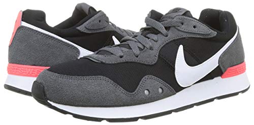 NIKE Venture Runner, Sneaker Mens, Black/Iron Grey-Flash Crimson, 42 EU