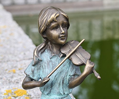 Niña con violín de bronce