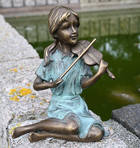 Niña con violín de bronce