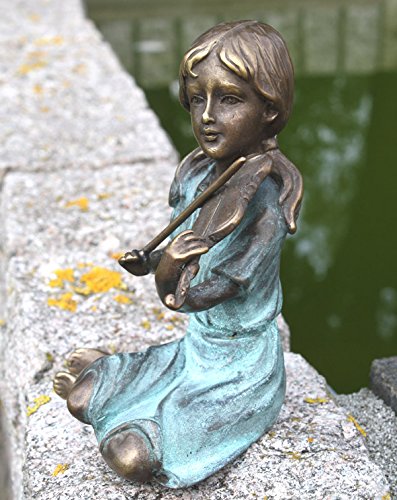 Niña con violín de bronce