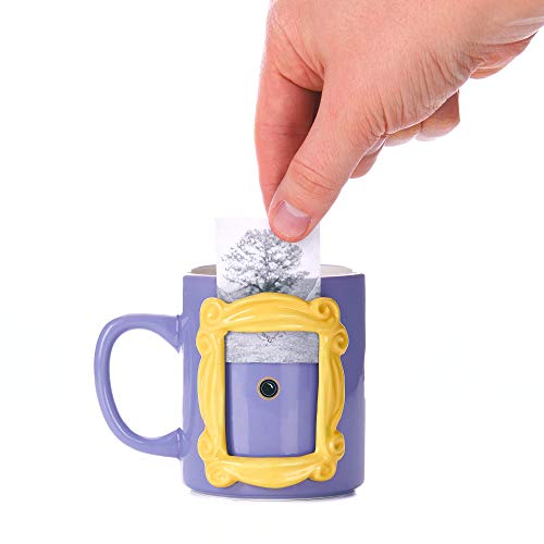 Paladone PP6548FR | Taza de cerámica con forma de marco de fotos mirilla Monica 330 ml personalizado | Inserta tu propia foto 6,5 cm por 4,5 cm | Amigos TV Merchandise, Morado y amarillo