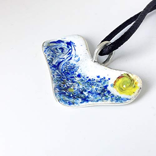 Precioso colgante colección “Barcelona” realizado en plata de ley y esmalte al fuego. Pieza única de diseño ideal para cualquier ocasión.