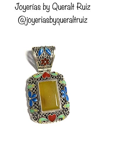 Queralt Ruiz TIsab21 Colgante Filigrana en Plata de Primera Ley con Esmalte al Fuego. Hecho a Mano. Medidas: 4,5cm de Largo y 2,1cm de Ancho. Aproximadamente. Joyerías by