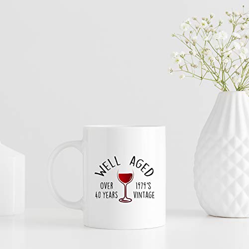 Regalo de 40 cumpleaños para mujeres, regalo de cumpleaños de 1979 para mujeres, 40 años de edad, regalos de cumpleaños para mamá, esposa, amiga, hermana, ella, colega, compañero de trabajo – 11 oz