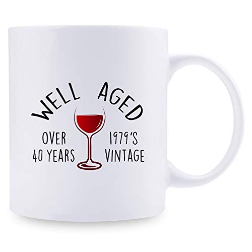 Regalo de 40 cumpleaños para mujeres, regalo de cumpleaños de 1979 para mujeres, 40 años de edad, regalos de cumpleaños para mamá, esposa, amiga, hermana, ella, colega, compañero de trabajo – 11 oz