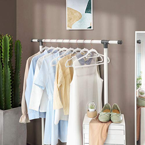 SONGMICS 30 Perchas de Terciopelo para Ropa, Antideslizante, Gancho Giratorio, Oro Rosa, 0,6 cm Grosor, Ahorra Espacio, 45cm Ancho para Abrigo, Vestido, Pantalones,Corbatas, Blanco CRF021W01