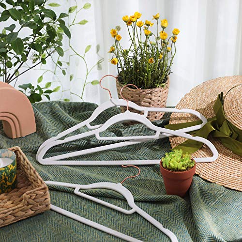 SONGMICS 30 Perchas de Terciopelo para Ropa, Antideslizante, Gancho Giratorio, Oro Rosa, 0,6 cm Grosor, Ahorra Espacio, 45cm Ancho para Abrigo, Vestido, Pantalones,Corbatas, Blanco CRF021W01