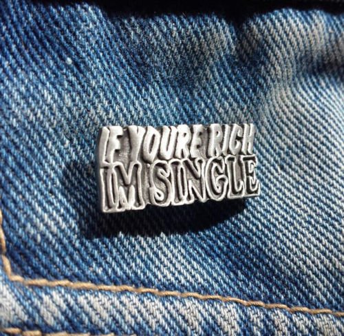 Stoneys Badges Broche de Peltre con Texto en inglés «If You'Re Rich I'm Single Pewter»