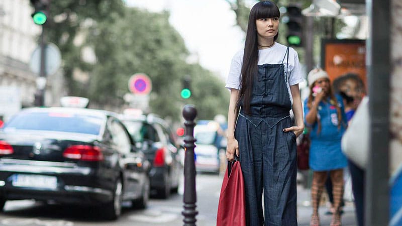 Cómo usar un traje de salto></p><p></p><p>El cinturón es un accesorio vital para quitarse un mono, sobre todo si aún no estás seguro del estilo. Añadiendo un cinturón a tu mono, ayudarás a definir tu cintura de una manera muy favorecedora. Incluso si el estilo ya está ajustado a la cintura, un cinturón te ayudará a parecer más delgado y a convertir la silueta de una columna en un reloj de arena. Para aquellos que todavía son nuevos en los monos, recomendamos probar un cinturón de un color que contraste con el de su mono. Al hacerlo, añadirá una nueva dimensión al traje y romperá la línea recta del mismo, que de otra manera puede parecer abrumadora. Intenta hacer coincidir el color de tu cinturón con el de tus zapatos para que el conjunto quede bien ajustado.</p><p></p><p><img loading=