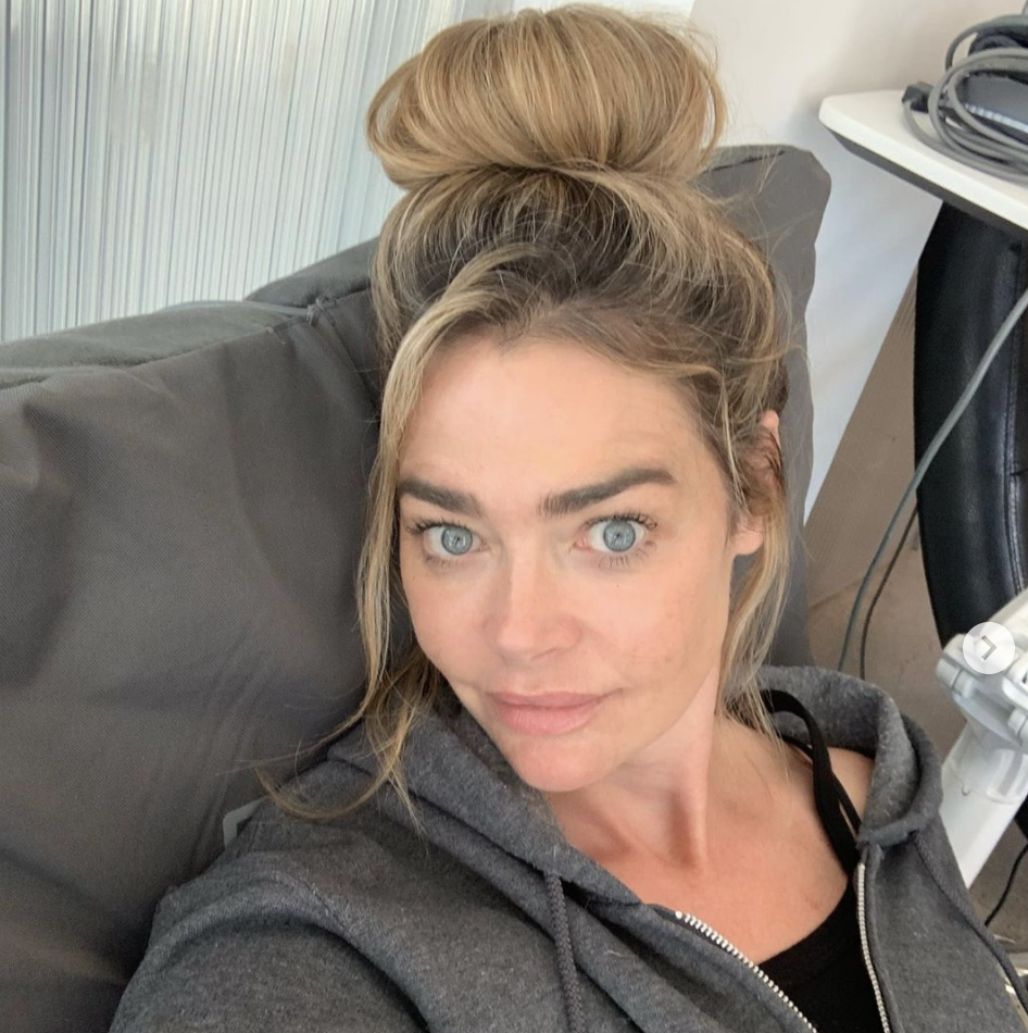 Denise Richards, 49, tiene una rutina sorprendentemente simple de cuidado de la piel contra el envejecimiento