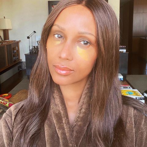 Iman puede tener 65 años, pero parece tener 22 en su última y brillante Instagram Selfie