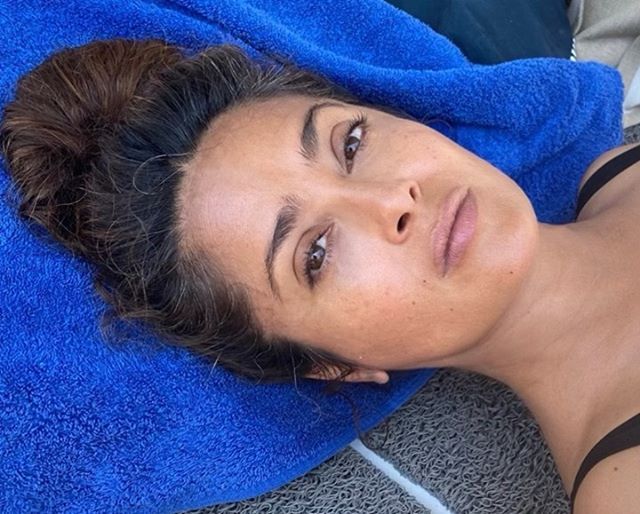Salma Hayek, 54, muestra su "pelo blanco" en la nueva Instagram Selfie sin maquillaje.