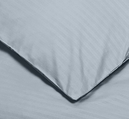 AmazonBasics - Juego de ropa de cama con funda nórdica de microfibra y 2 fundas de almohada - 200 x 200 cm, gris scuro