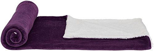 AmazonBasics – Manta de tela sherpa y microvisón, 150 x 200 cm, Ciruela