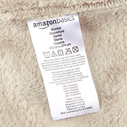 AmazonBasics - Manta, hecha de felpa de terciopelo suave - 127 x 152 cm - colores arena