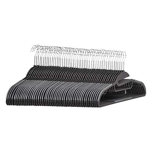 AmazonBasics - Perchas de plástico, resistentes, antideslizantes, con barra horizontal de goma, color gris, 50 unidades