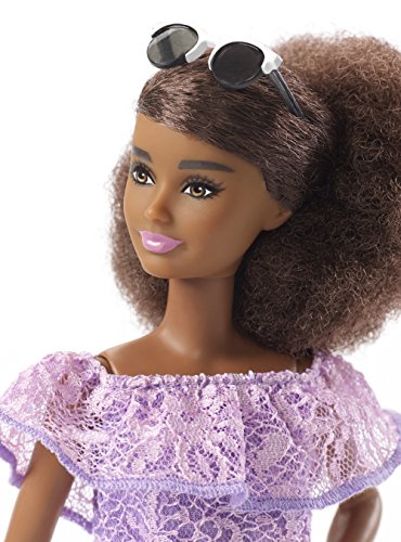 Barbie Fashionista, muñeca 32cm petite con look con vestido morado de encaje (Mattel FJF53)