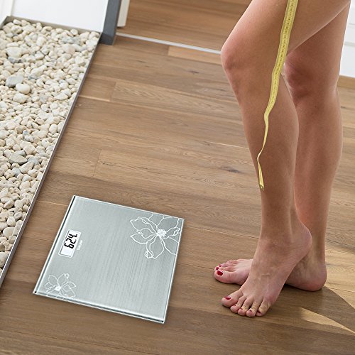 Beurer GS 10 - Báscula de baño de vidrio, báscula extra plana de 1.9 cm, pantalla digital LCD con grandes dígitos (2.6 cm), color grisáceo con detalle de flor con efecto purpurina