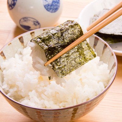 Condimentos de arroz Furikake y hojas de algas marinas Nori sushi Comida tradicional japonesa