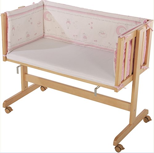 Cuna de colecho roba 'Room & Craddle', ajustable a la cama de los padres y utilizable como cuna normal, fabricada en madera, acabado natural. Incluye vestiduras de la coleccion textil 'Lucky angel rosa'.