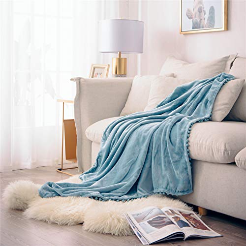 DEZENE Manta de Franela con Pompones, Manta de Felpa Suave para Sofá Cama, Manta Gruesa y Esponjosa, Manta de Felpa de Franela,130 x 150cm,Azul Claro