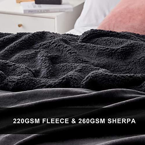 Hansleep Manta Reversible de Franela Sherpa, 130x165 cm Manta Polar para Sofá Cama, 100% Microfibra Cepillada Extra Suave Transpirable - Mantas de Pelo Cálida Acogedor, Gris Oscuro