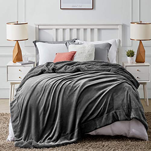 Hansleep Manta Reversible de Franela Sherpa, 150x200 cm Manta Polar para Sofá Cama, 100% Microfibra Cepillada Extra Suave Transpirable - Mantas de Pelo Cálida Acogedor, Gris Claro