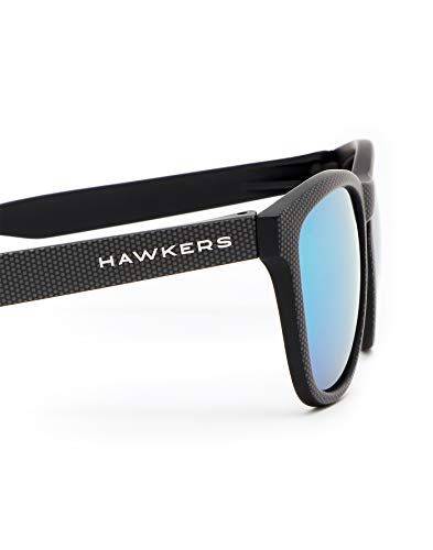 HAWKERS Gafas de Sol ONE Carbono, para Hombre y Mujer, con Montura Negra Mate con Trama y Lente Azul Claro Efecto Espejo, Protección UV400