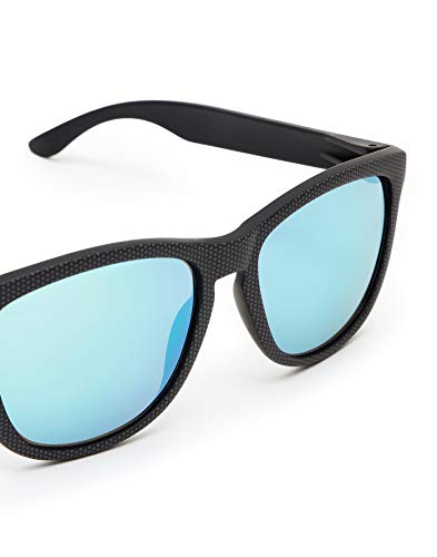 HAWKERS Gafas de Sol ONE Carbono, para Hombre y Mujer, con Montura Negra Mate con Trama y Lente Azul Claro Efecto Espejo, Protección UV400