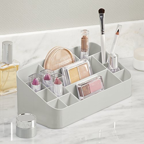InterDesign Clarity organizador maquillaje con asas | Caja almacenaje con 14 compartimentos para maquillaje y accesorios | Ideal para accesorios de baño | Plástico gris claro