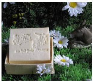 Jabón 30 % leche de burra orgánica. Flor de tiaré (monoï) y manteca de karité – 78 g en una caja de madera – Producto 100 % artesanal hecho a mano