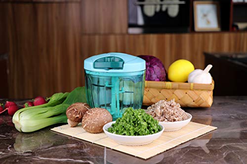 Kitkome Picador Manual de Alimentos - 900ml - 5 Cuchillas de Acero Inoxidable Multiuso Ecológico y Fácil de Limpiar - Tritura Rápido y Eficazmente las Verduras - Incluye Accesorios de Regalo