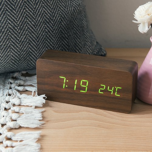 kwmobile Reloj Despertador Digital con Cable USB - Pantalla LED y activación táctil - Indicador de Temperatura y Calendario en Madera y LED Verde