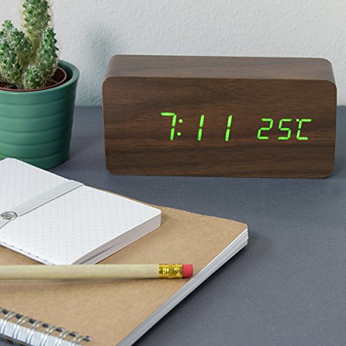 kwmobile Reloj Despertador Digital con Cable USB - Pantalla LED y activación táctil - Indicador de Temperatura y Calendario en Madera y LED Verde