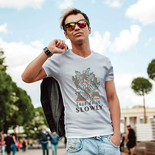 lepni.me Camisetas Hombre Hazlo despacio Perezoso Perezoso Yoga Poses Cita Divertida (Large Brezo Azul Multicolor)