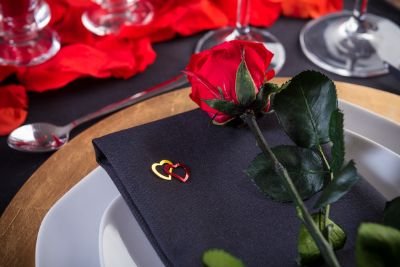 LOVERSpack Romantic Pack Hathor Negro/Dorado - con Este Pack romántico podrás Decorar tu Mesa y sorprender a tu Pareja con una Cena romántica en casa o en un Hotel. ¡Regala Momentos Especiales!