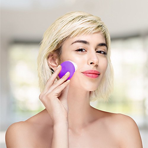 LUNA play de FOREO es el limpiador exfoliante facial, morado. Perfecto para llevar de viaje, este cepillo facial es resistente al agua y proporciona una limpieza sónica